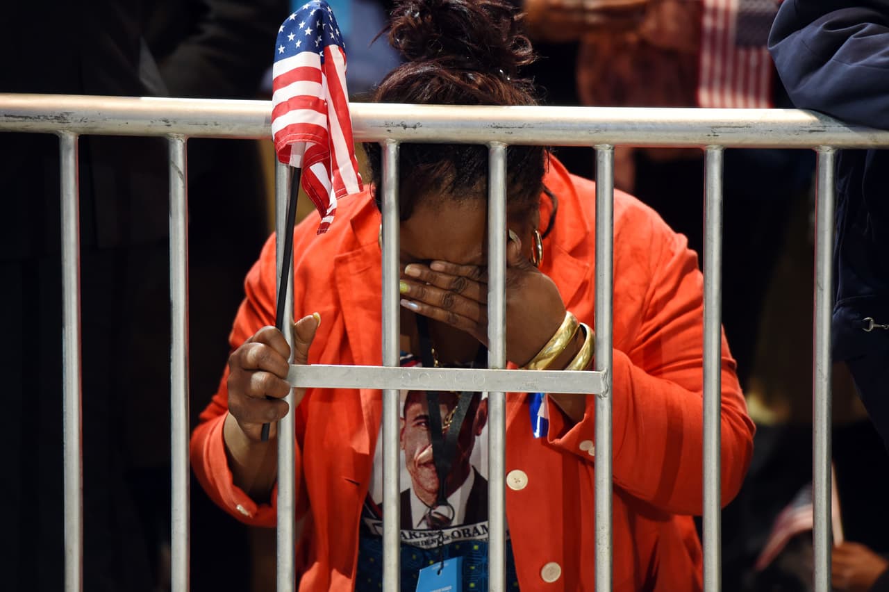Martha Lunez cayó de rodillas al conocer que Hillary Clinton, por quien ella votó, perdía ante Donald Trump.