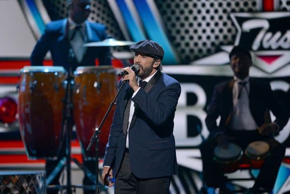 Juan Luis Guerra cantó sobre un escenario que simulaba una cafetería de los años 50.