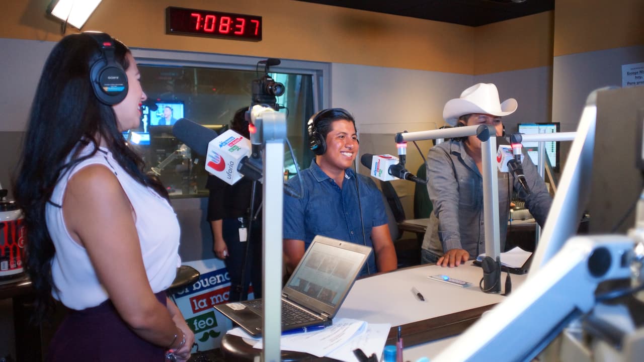 Así fue la visita de
<a href="http://www.univision.com/los-angeles/kmex/noticias/sucesos/si-no-moves-el-carro-te-lo-muevo-yo-la-amenaza-que-cumplio-el-peaton-que-tumbo-el-carrito-de-un-vendedor-de-elotes">Benjamín Ramírez</a>, #ElElotero más famoso del mundo en
<a href="https://www.facebook.com/buenomalafeo/?fref=ts"> 'El Bueno, La Mala y El Feo'.</a>