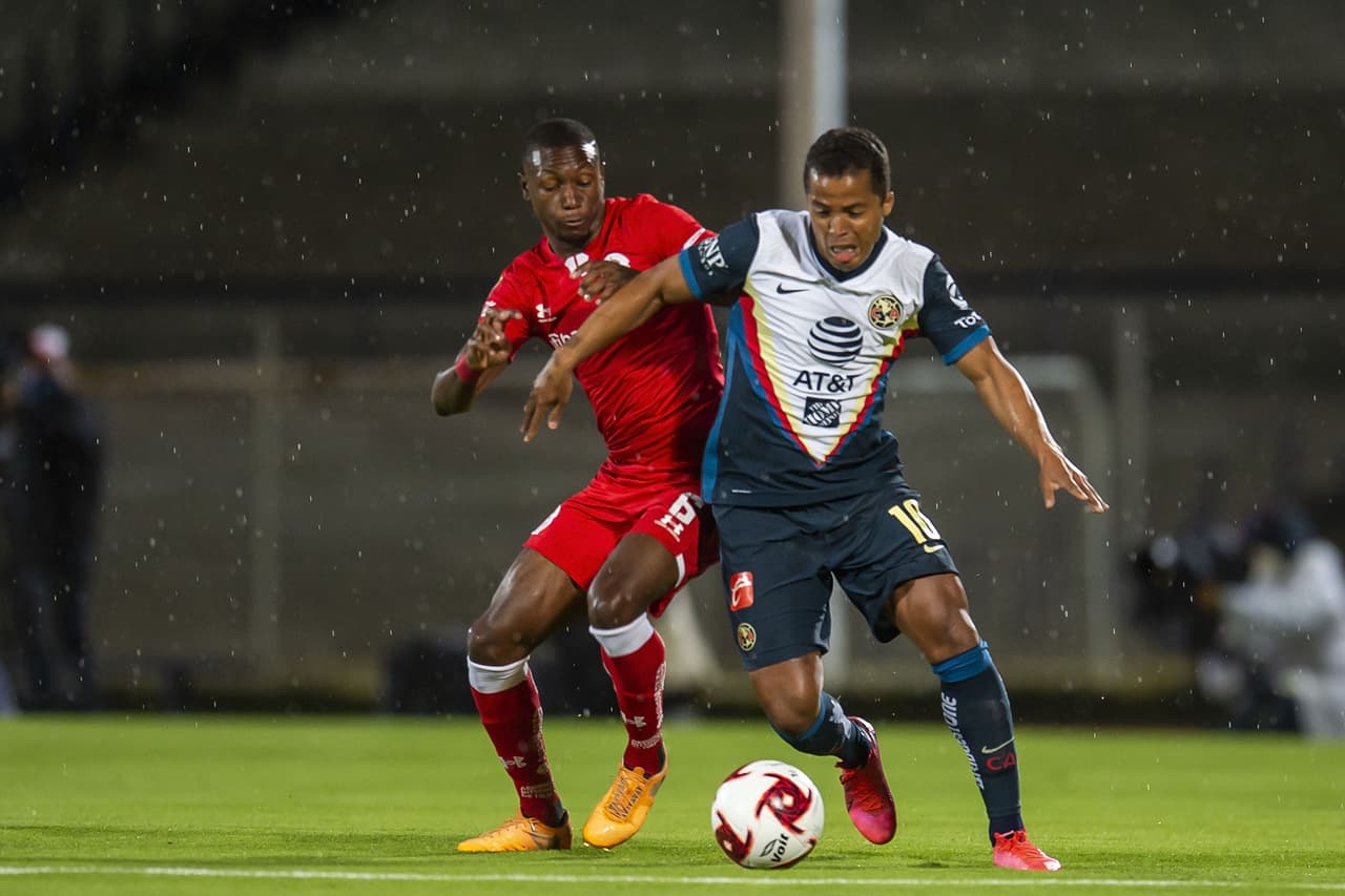 Durante el partido cayó una intensa lluvia, permitiendo que el balón rodara ágilmente.