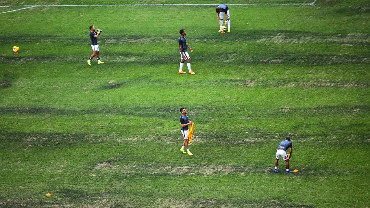 Así lucía la cancha del Estadio Azteca el sábado.