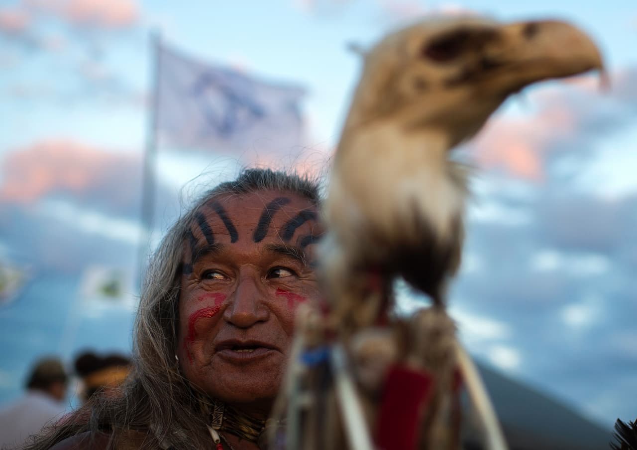 Phil Little Thunder Sr. (Phil Pequeño Trueno) asiste a una reunión por la tarde en el campamento formado en ocasión de la protesta contra el oleoducto DAPL en Dakota del Norte, donde se han congregado cientos de protestantes y la mayor convocatoria de indígenas en un siglo.