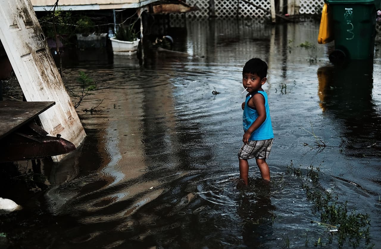 <b>Desolación en Immokalee. </b>El huracán Irma prometía devastación en todo el estado de Florida. En la fotografía, un pequeño hijo de agricultores inmigrantes camina por las aguas dejadas por Irma en Immokalee, al oeste de la península.
<b><a href="https://www.univision.com/miami/wltv/noticias/huracan-irma/despues-de-irma-en-immokalee-se-quedaron-sin-casa-pero-hay-trabajo-en-la-cosecha">Muchos de estos trabajadores perdieron sus humildes propiedades. </a></b>