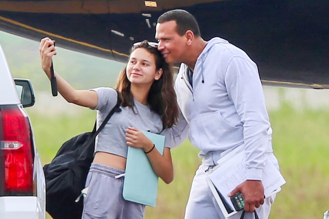 Los paparazzi captaron imágenes en el aeropuerto, donde Natasha, de 13 años, se encargó de inmortalizar el momento junto a su papá.