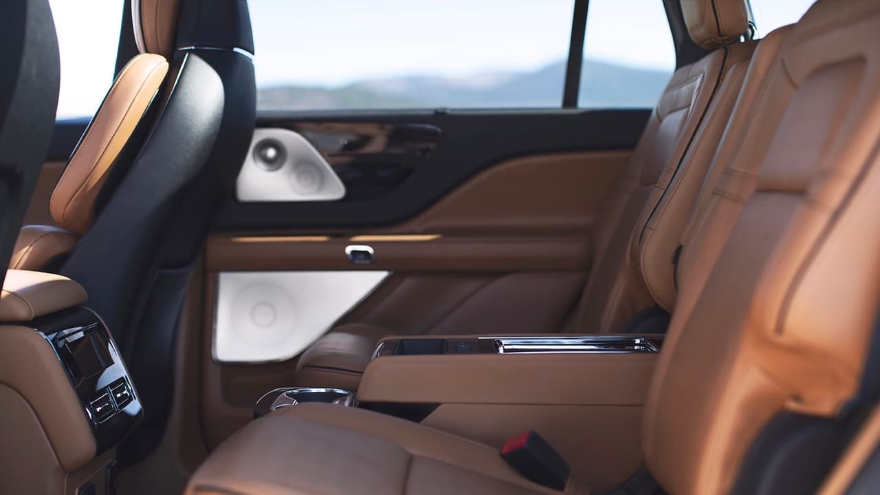 En cualquier caso la segunda fila de asientos de la Lincoln Aviator lucen como un espacio de 
<b>primera clase</b>.