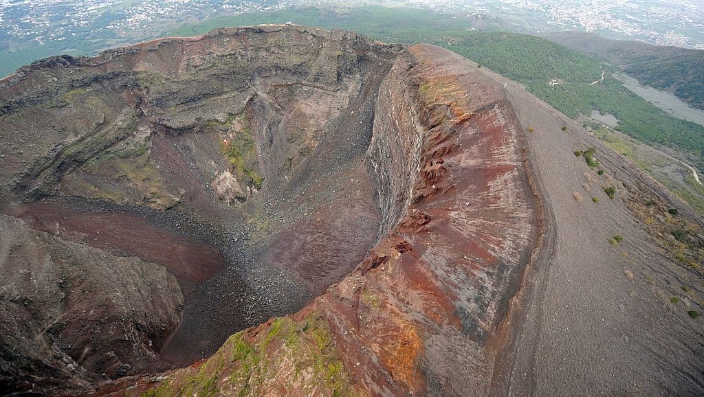 Turista cae al cráter del Vesubio después de tomarse una selfie y sobrevive