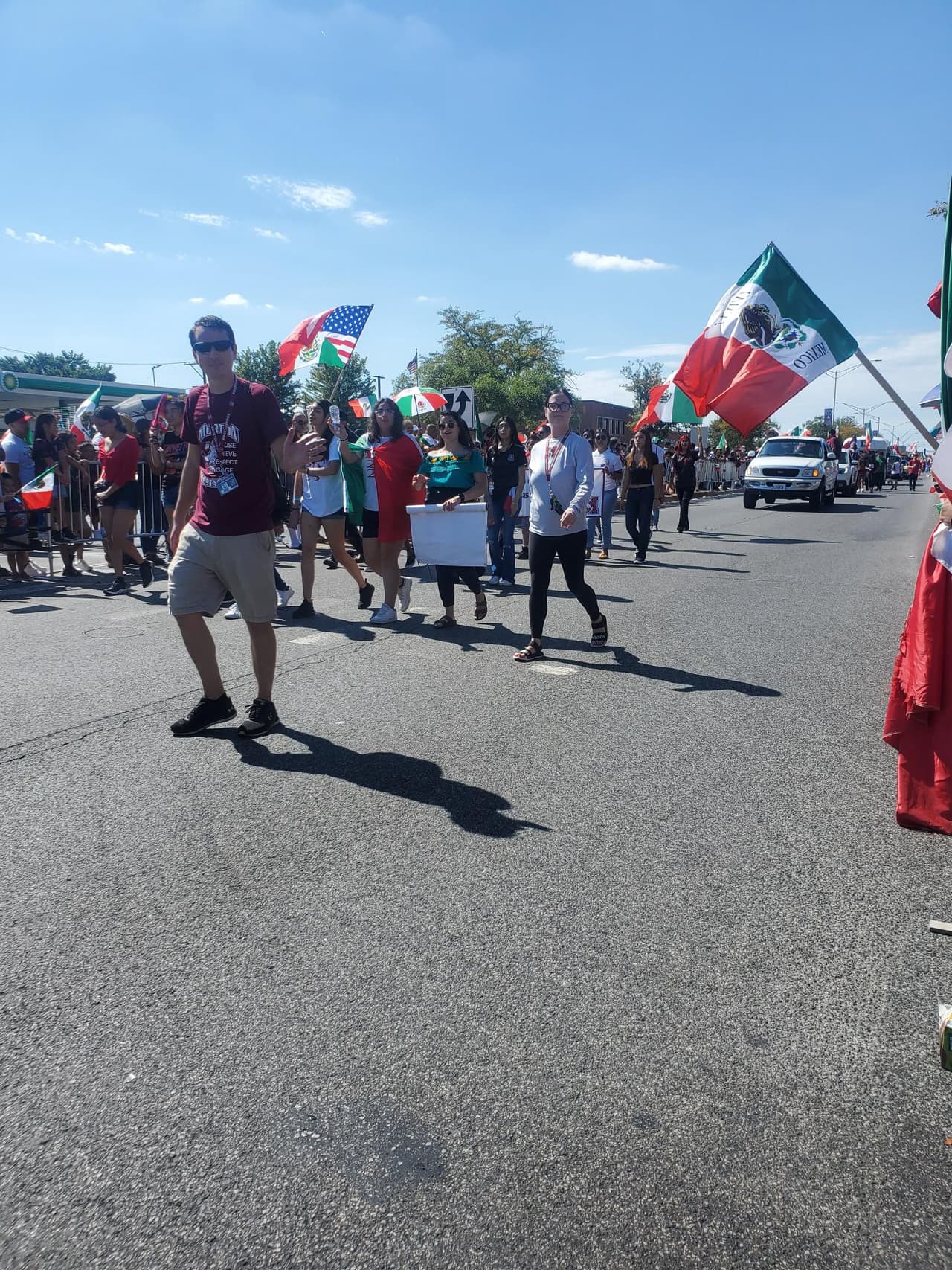 Desfile por día de la Independencia de México en Cicero. Los ánimos entre la gente nunca faltaron.