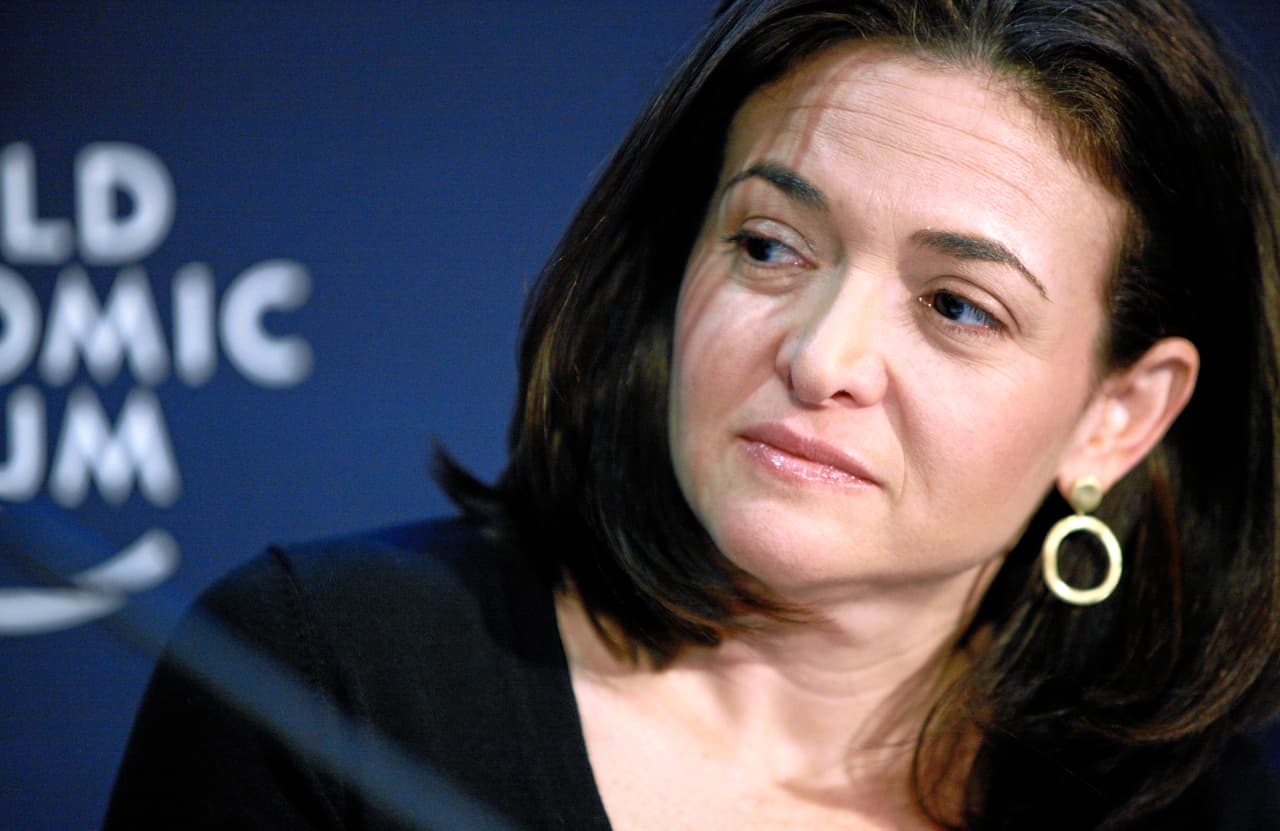 <b>Sheryl Sandberg – Jefe de Operaciones de Facebook </b>
<br> 
<br>En los últimos años el fundador de Facebook Mark Zuckerberg
<b> </b>se ha pronunciado en numerosas ocasiones a favor de la reforma migratoria y la necesidad de
<b> </b>
<a href="https://www.washingtonpost.com/opinions/mark-zuckerberg-immigrants-are-the-key-to-a-knowledge-economy/2013/04/10/aba05554-a20b-11e2-82bc-511538ae90a4_story.html?utm_term=.16c4208d371e">incrementar el ofrecimiento de visas H1B</a> para especialistas y de extender las visas a los graduados extranjeros en ciencias y matemáticas.
<br>Trump prometió endurecer la visa H-1B que nutre de trabajadores de alta cualificación a empresas como Facebook.