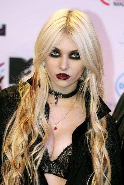 Pero Taylor siempre procura maquillarse como una chica "dark". Más videos de Chismes aquí.