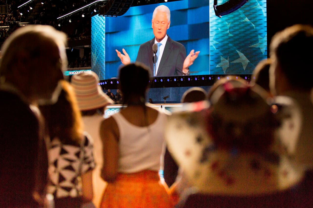 MARTES 26 DE JULIO. 10:34 PM. Bill Clinton dio un discurso personal sobre Hillary, habló sobre su vida familiar y profesional. Destacó sus cualidades como esposa, madre y funcionaria, y las razones por las que debería ser la primera mujer presidente.