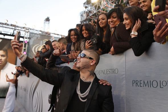 Farruko no pudo resistirse y se tomó una selfie.