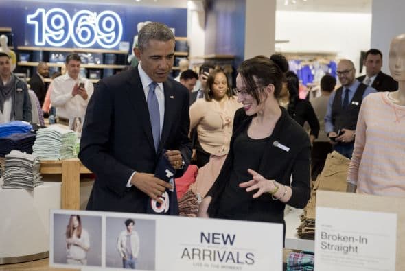 Panariello, quien no parecía dar muestras de estar muy impresionada por su famoso cliente, guió a Obama por varias zonas de la tienda.
