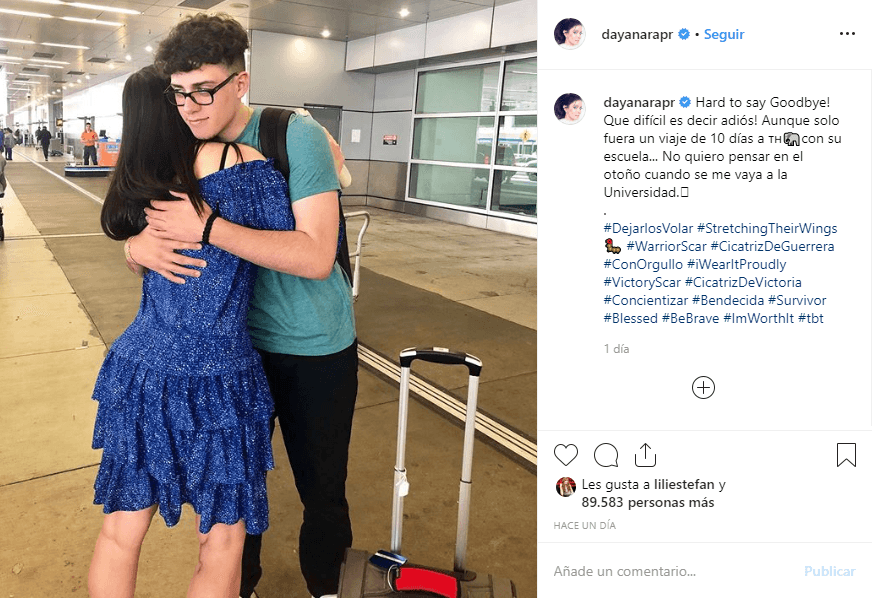 "¡Qué difícil es decir adiós! Aunque solo fuera un viaje de 10 días con su escuela... No quiero pensar en el otoño cuando se me vaya a la Universidad", comentó en su publicación en donde utiliza hashtags como "Cicatriz de guerrera", "Cicatriz de victoria", "Bendecida", entre otros.