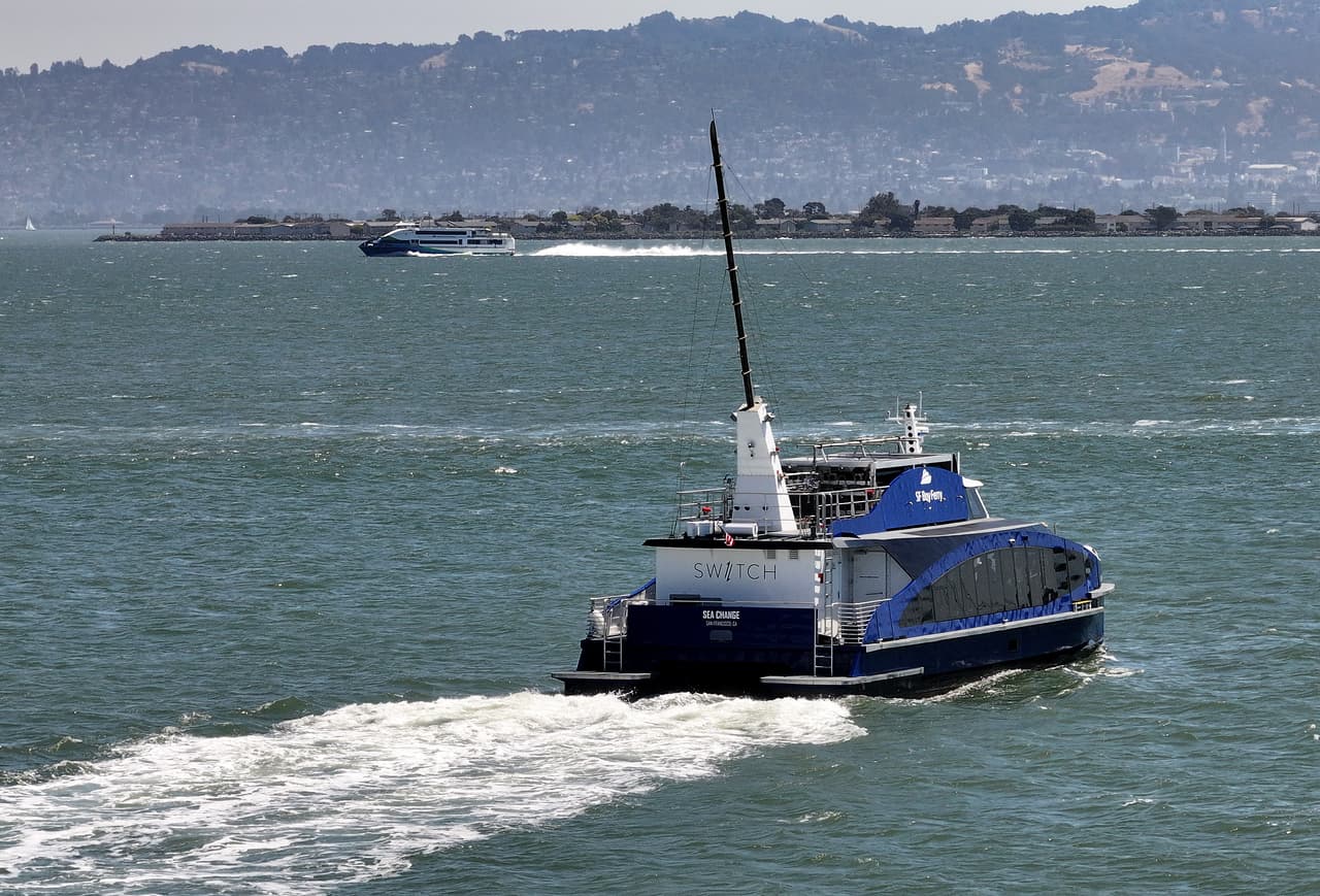 San Francisco Bay Ferry opera rutas de ferry que conectan las ciudades de Alameda, Oakland, Richmond, San Francisco, South San Francisco y Vallejo, y está comprometido con la reducción de emisiones mediante su Programa de Ferry Rápido Libre de Emisiones Eléctricas (REEF).
