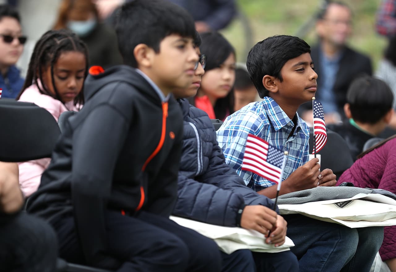 A partir de hoy, estos menores son ciudadanos estadounidenses.