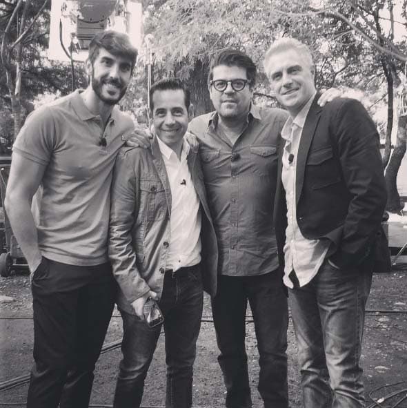 Nos va a dar algo con tanto hombre guapo.