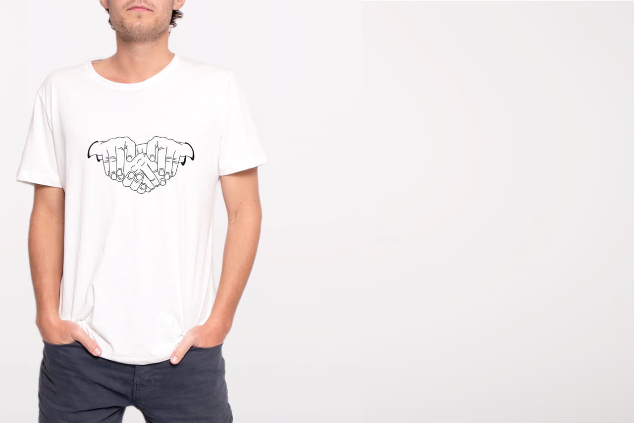 Camiseta básica de algodón cosida por mujeres ex combatientes para la marca Paloma y Angostura