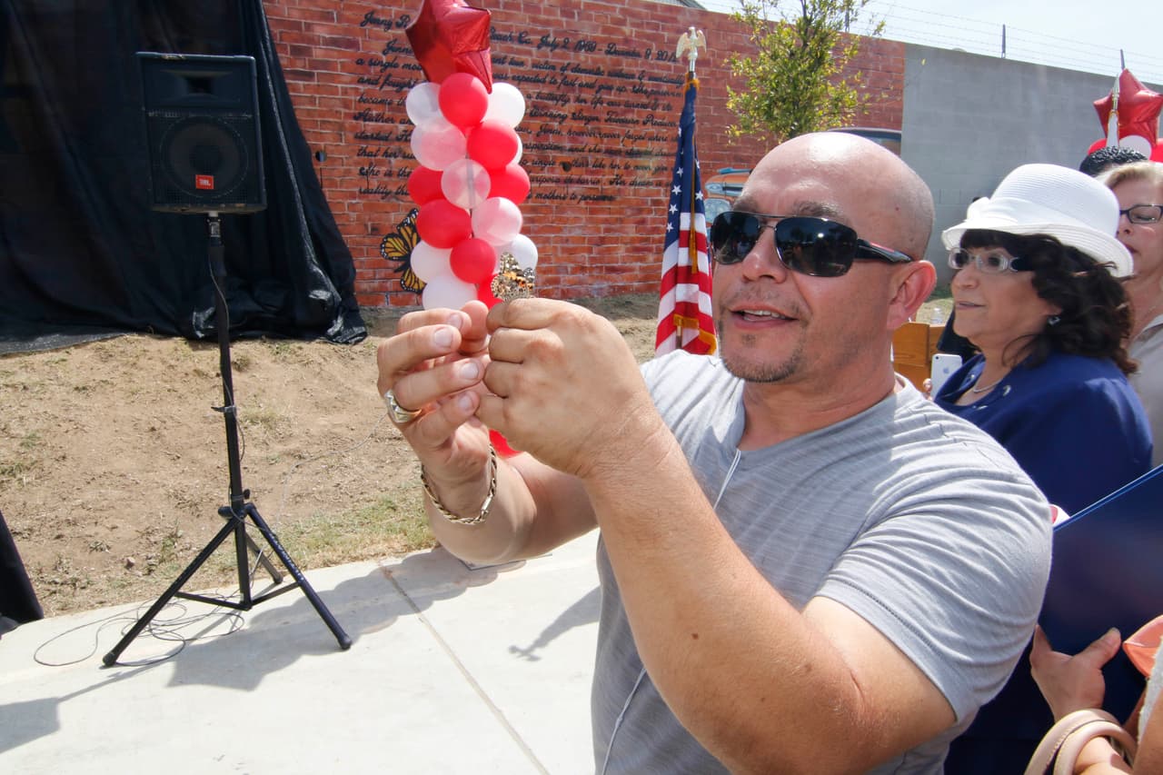 Gustavo Rivera, hermano mayor de Jenni, nació un 17 de marzo en Hermosillo, Sonora. Inició su carrera artística en 1994 al grabar su primer disco. Estudió ingeniería en audio y se especializó en masterización de discos. Últimamente, ha tenido muchos problemas con su hermano Lupillo Rivera, que hasta golpes se han dado.