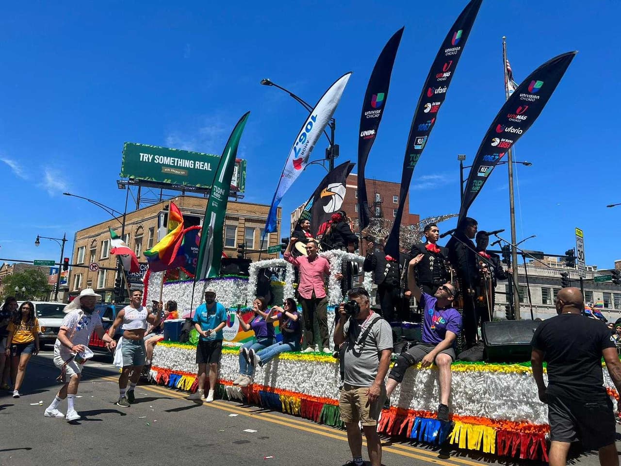 Orgullo gay Chicago desfile 2022. Conductores, técnicos y hasta mariachis, todos los que forman parte de la familia de Univision Chicago participaron en el desfile del ogullo LGBTQ+.