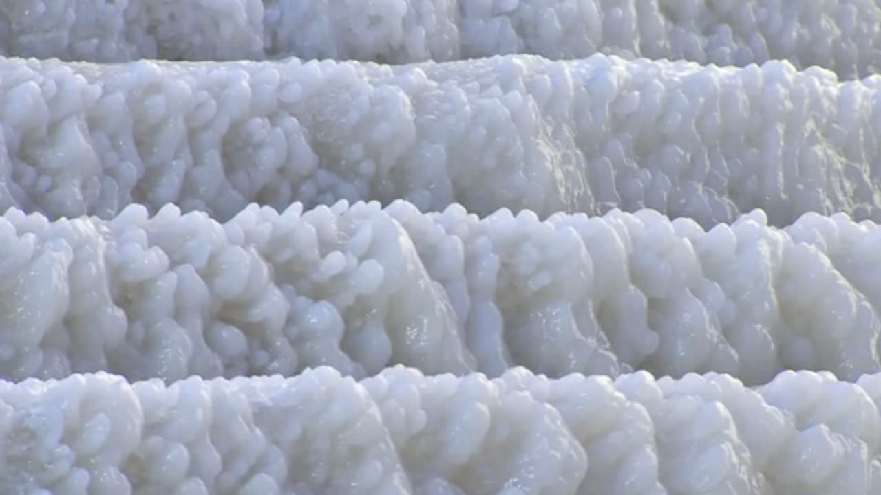 El agua congelada hizo diferentes formaciones y quienes por ahí caminaban aprovechaban para sacar fotos.