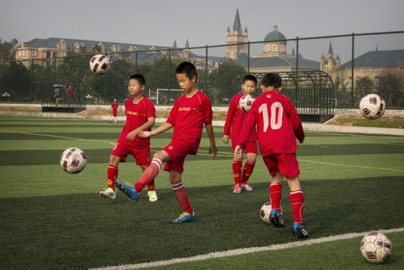 China pone sus esperanzas en estos niños futbolistas que entrenan en la academia de fútbol más grande del mundo.