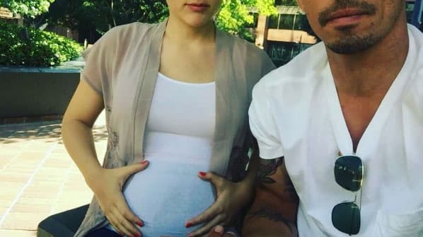 Y también dejo ver que su esposo está con ella en todo momento. "Me siento plena, feliz y emocionada, a veces perdida pero ahí está mi esposo maravilloso que me apoya, me ama y comparte todo este proceso conmigo que es tan suyo como mío".