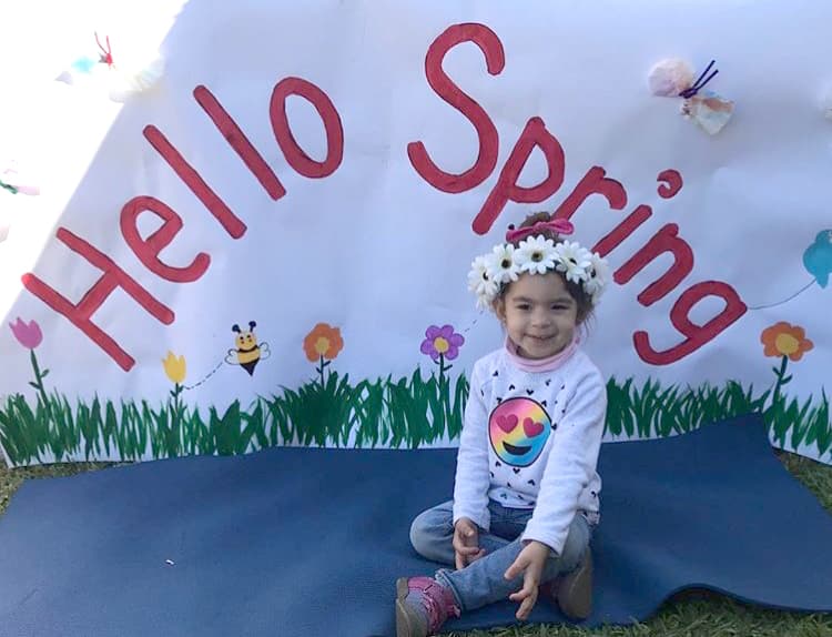 Entre flores y con una enorme sonrisa Michelle Tacher le dio la bienvenida a la primavera.