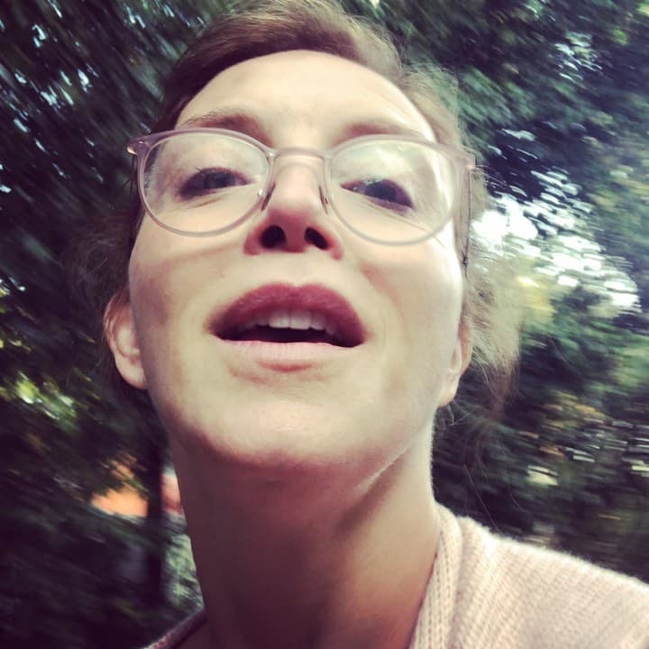 El 7 de mayo pasado, la protagonista de 'Piel de otoño' compartió un clip donde señaló que, debido al tránsito, debió bajar del transporte en el que iba para llegar caminando a su llamado en Televisa. "Ahora traigo más de 20 minutos de retraso y eso no es lo mío", puntualizó.