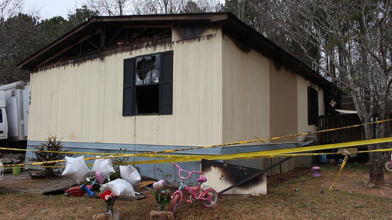Algunas personas de la comunidad intentaron entrar a la casa para sacar a las personas, pero no pudieron por la magnitud del fuego y el calor.
