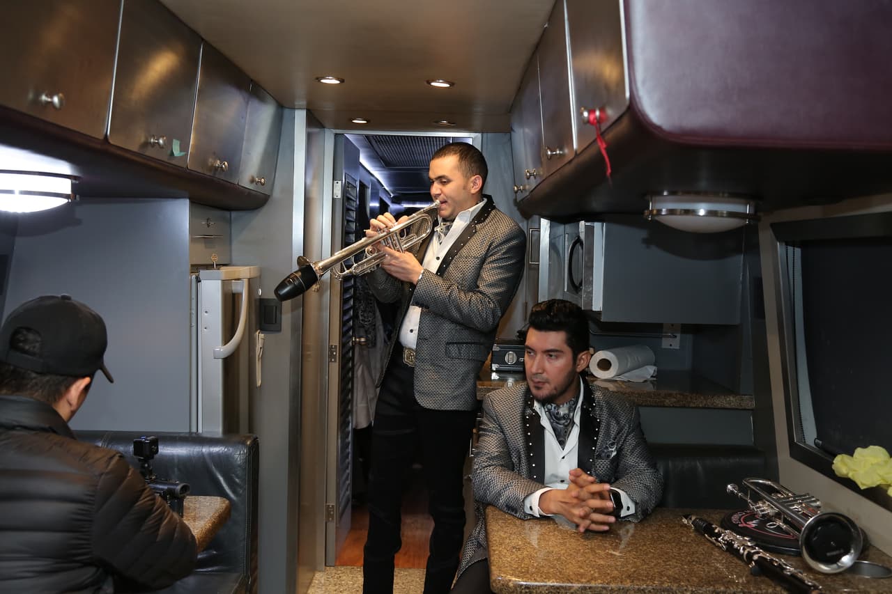 Una vez el bus llega a su destino final, la acción comienza para los integrantes de El Recodo, quienes empiezan a ensayar los instrumentos y a ultimar cada detalle para subir al escenario y complacer al público.