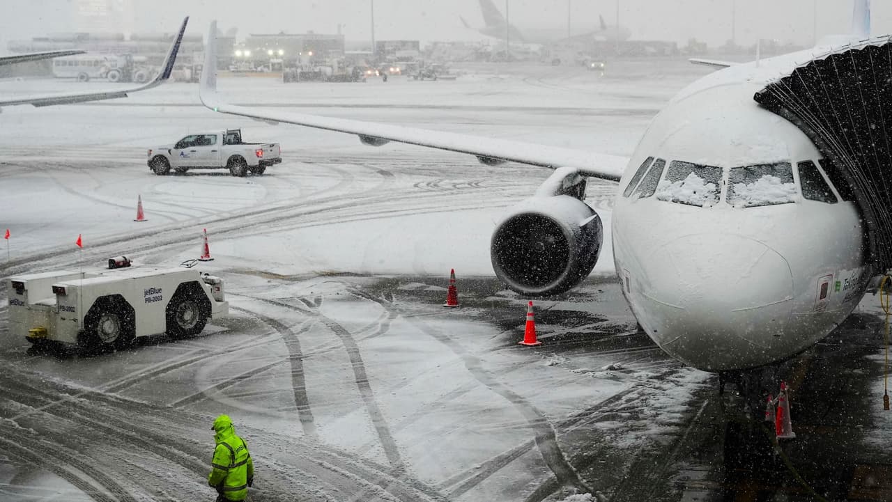 Nieve provoca retrasos y cancelaciones masivas en aeropuertos de Nueva York