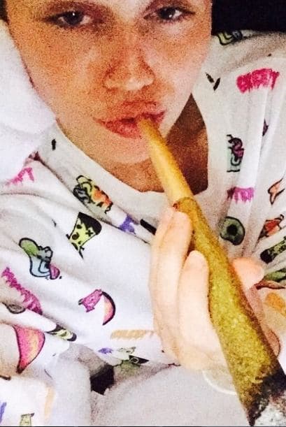 Sus desagradables selfies, en donde parece dejar claro que fumar marihuana es lo suyo, son siempre un escándalo.