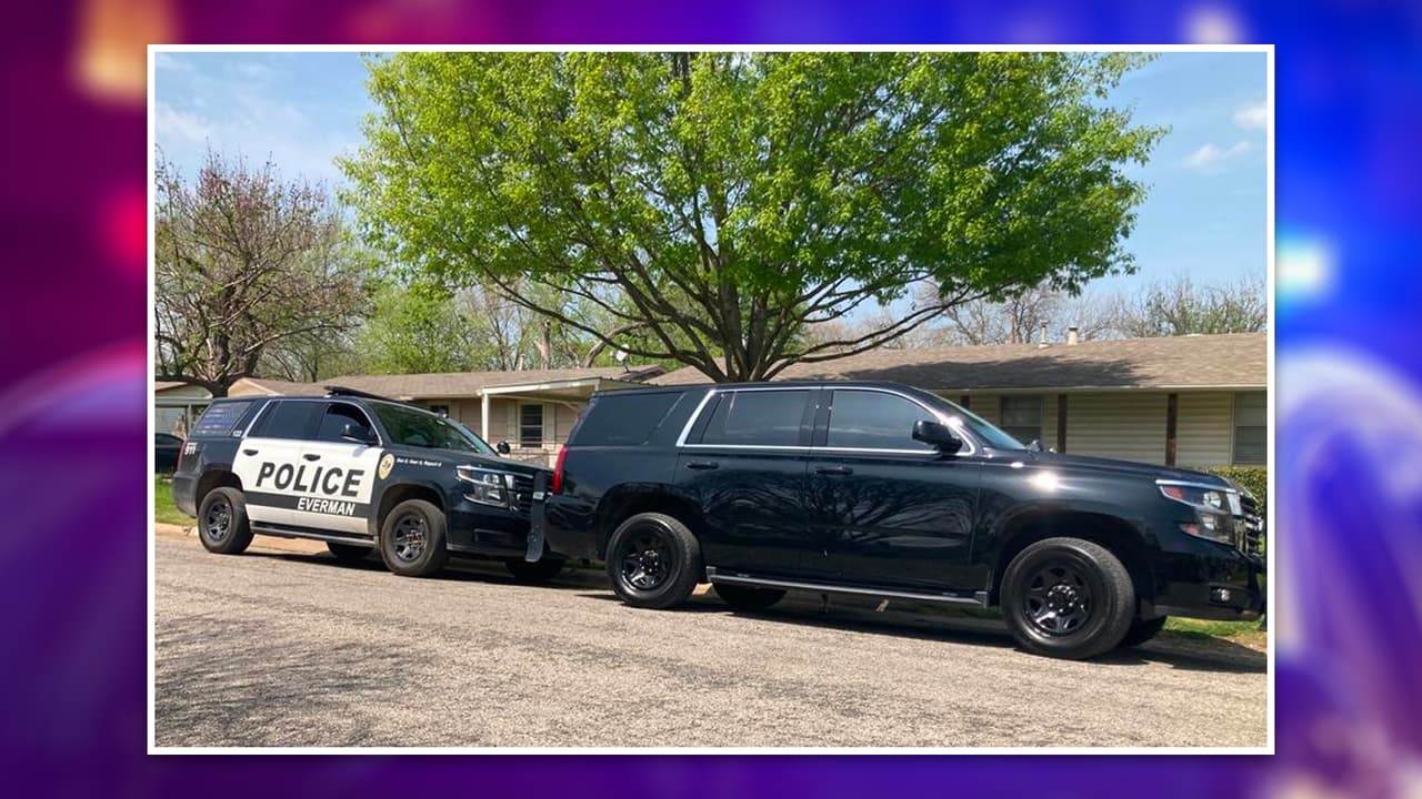 <b>Policías regresaron a la casa de la familia de Noel</b> en el bloque 3700 en Wisteria, pero esta vez a buscar alguna pista o indicio que responda la pregunta de los detectives, 
<b>¿qué pasó con el pequeño Noel Rodríguez?</b>