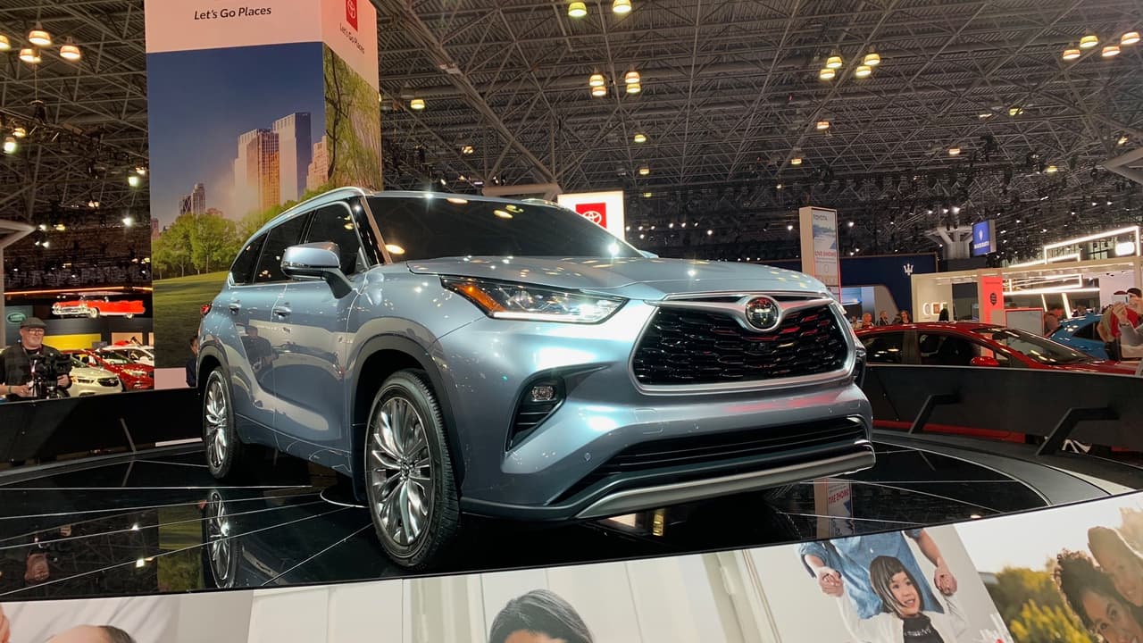 <h3 class="cms-H3-H3">Toyota Highlander 2020</h3>
<br>Toyota finalmente hizo público en el Auto Show de Nueva York 2019, el reemplazo de su camioneta crossover mediana familiar, la nueva 
<b>Toyota Highlander 2020</b>, la cual constituye la cuarta generación del popular vehículo, uno de los más vendidos de su categoría. 
<b><a href="https://www.univision.com/carros/nueva-york-2019-toyota-highlander-2020-fotos">Aquí</a></b> conseguirás todo lo que sabemos hasta el momento de este modelo.