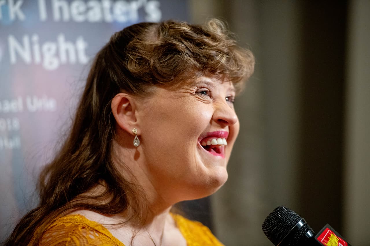 Jamie Brewer es una actriz estadounidense conocida por su papel en la serie
<a href="https://www.imdb.com/name/nm4661932/" target="_blank">American Horror Story</a> (en la imagen, de 2018, Brewer recibe un premio por su papel en Amy and the Orphans). "Las chicas jóvenes me ven y piensan, `'si ella puede, yo también'. Es una gran inspiración ser un modelo para cualquier mujer, para animarlas a mostrar lo que son",
<a href="https://www.imdb.com/name/nm4661932/bio?ref_=nm_ov_bio_sm" target="_blank">señala</a>.