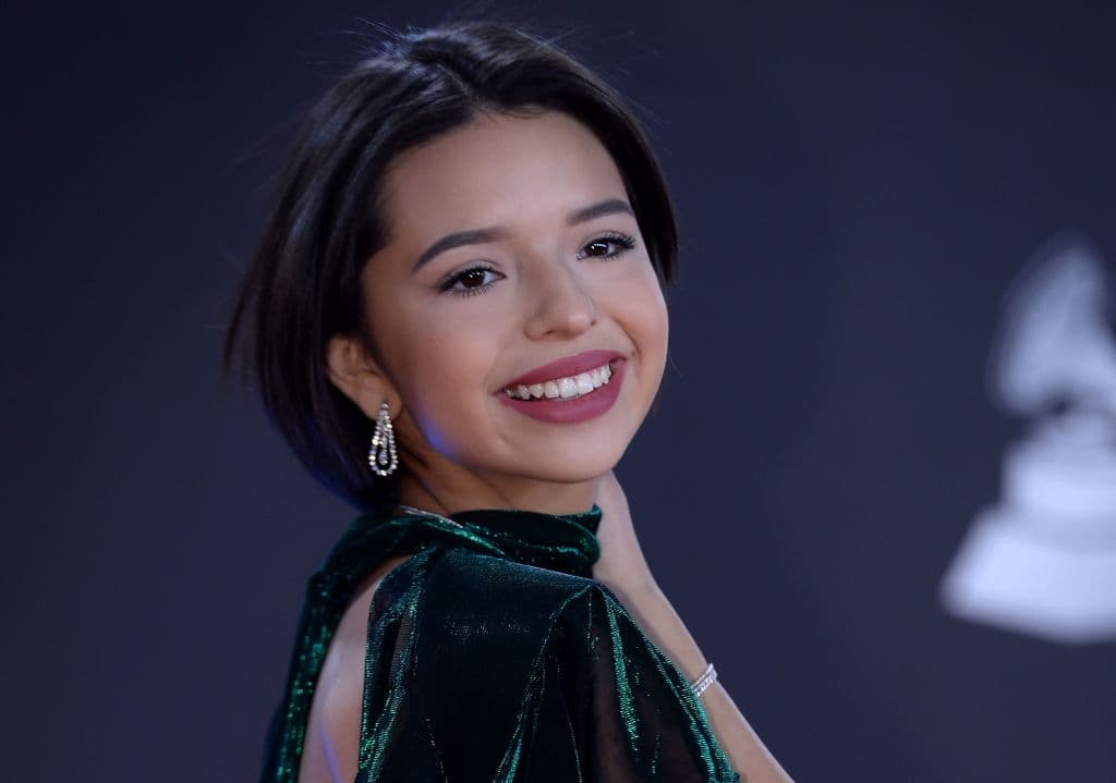 Ángela Aguilar tiene apenas 18 años, pero el portal Celebrity Net Worth estima que ya acumula una fortuna de 2.5 millones de dólares.