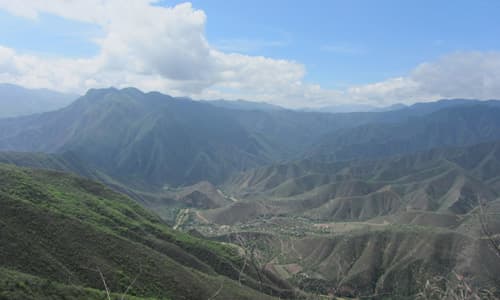 Ubicada en el norte del estado de Querétaro, la Reserva de la Biosfera Sierra Gorda representa el 32% del territorio total del estado. Presenta diversas alturas que van desde los 300 hasta los 3,100 metros sobre el nivel del mar. 
<br>
<br>Se tienen reportadas 1,724 especies de flora. En cuanto a fauna, Sierra Gorda tiene reportadas 23 especies de anfibios, 72 de reptiles, 363 de aves y 131 de mamíferos.
<br>