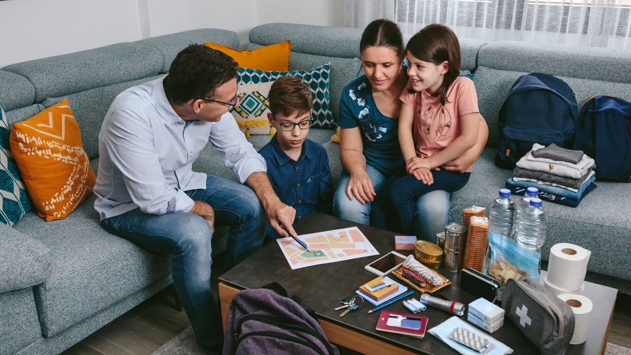 <b>Tres pasos </b>simples pueden ayudar a mantener segura a su familia durante los desastres: 1) Obtenga un kit. 2) Haga un plan. 3) Estar informado.