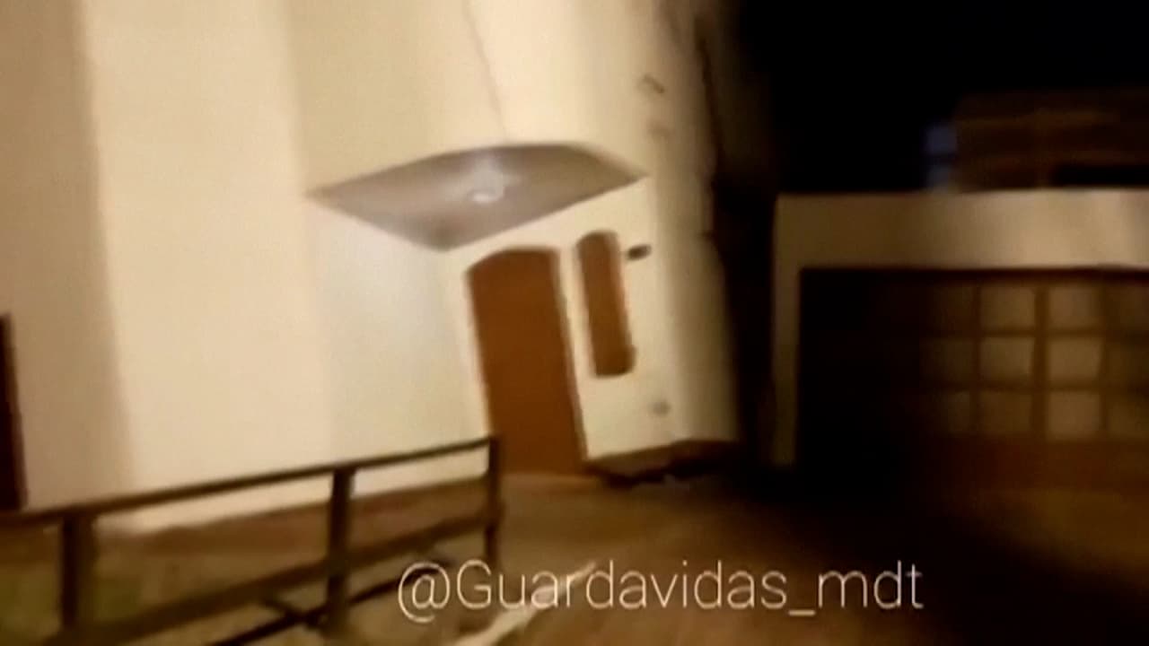 <b>En video: El momento en que una casa se derrumba y cae al mar en Argentina</b>
<br>
<br>Un vecino grabó el momento del desplome de la vivienda. No se reportaron heridos ya que los propietarios no se encontraban dentro. Más noticias aquí.