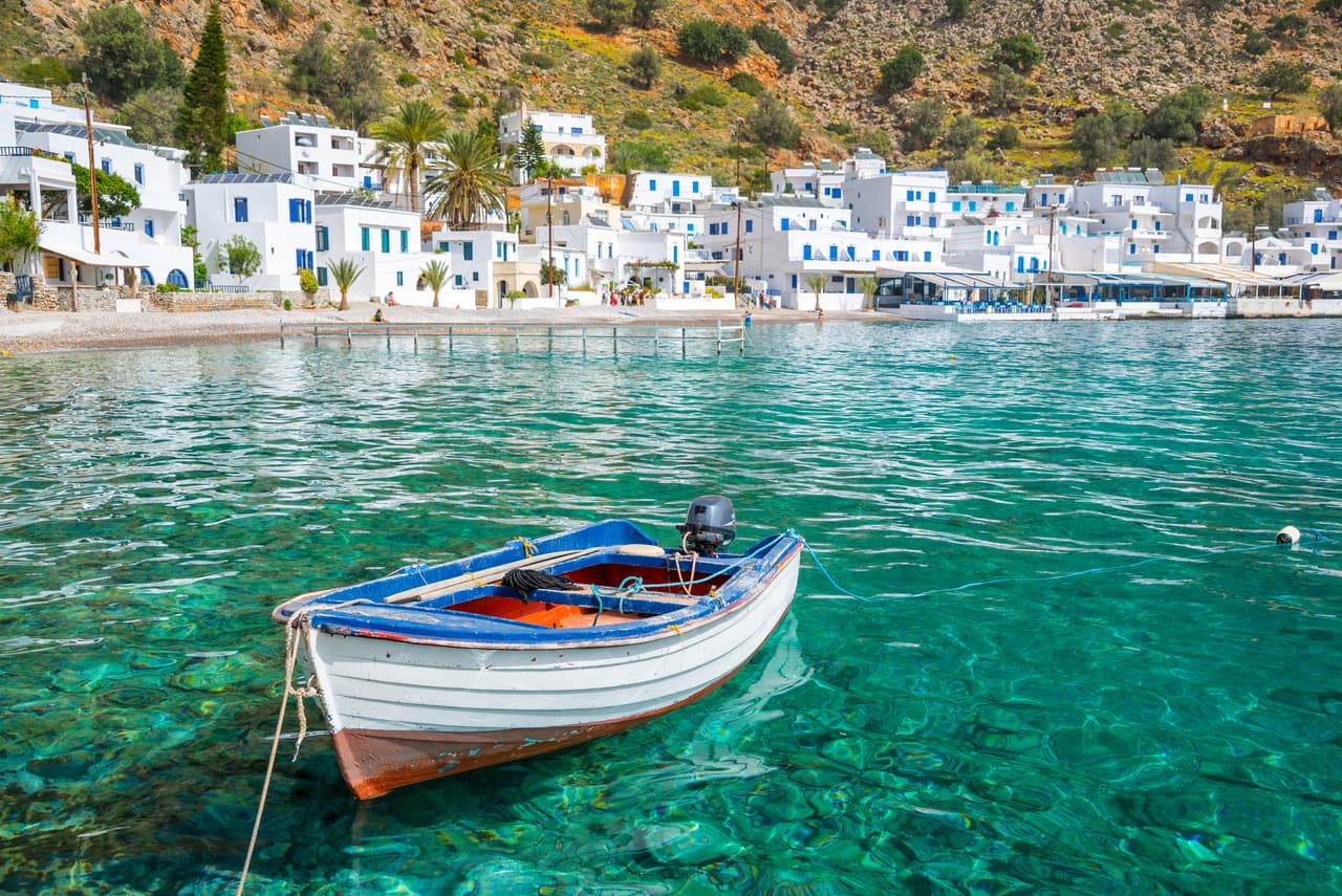 <b>Creta, Grecia</b>
<br>
<br>Creta es la isla más grande de Grecia y tiene playas impresionantes, tabernas junto al mar, un ambiente relajado y una buena infraestructura médica. 
<br>
<br>"El costo de vida en Creta es similar al costo de vida en la Grecia continental y al ser una isla tan grande tendrá muchas opciones de vivienda", dice International Living. El costo para que una pareja viva aquí cómodamente es de 1,800 dólares al mes.
<br>