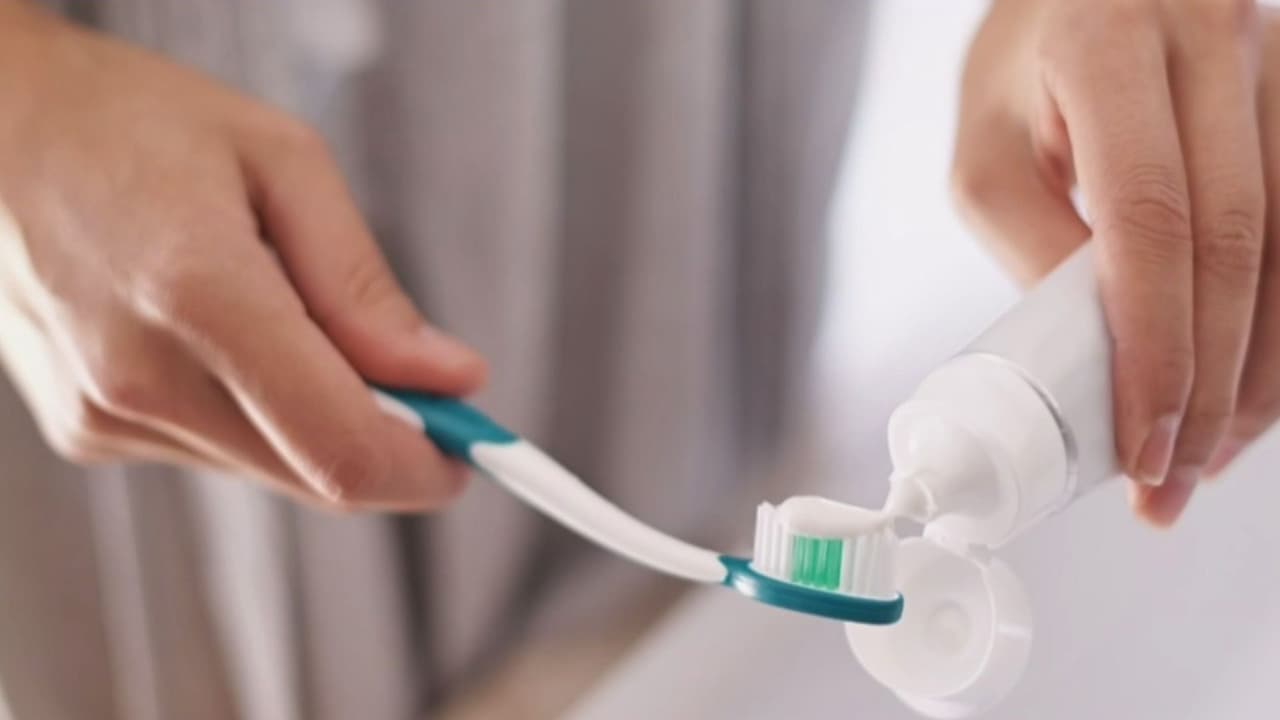 ¿Enjuagarse o no después de cepillarse los dientes? Odontóloga resuelve dudas sobre nuevas tendencias