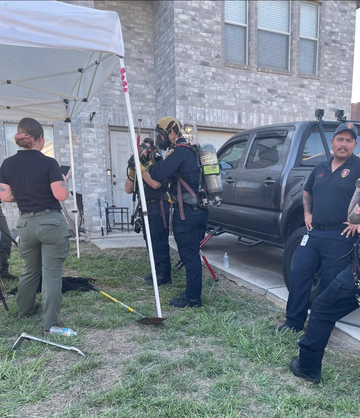 Además restos de un perro muerto fueron hallados en la cocina de la vivienda.
<br>
<br>Las mascotas fueron trasladadas a un hospital veterinario de la localidad para ser examinados, ya que la mayoría estaba cubierto en heces fecales y orina y además sufrían de desnutrición.