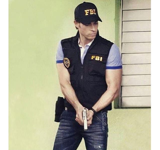 ¿A quién no le gustaría ser protegida por este guapo galán?