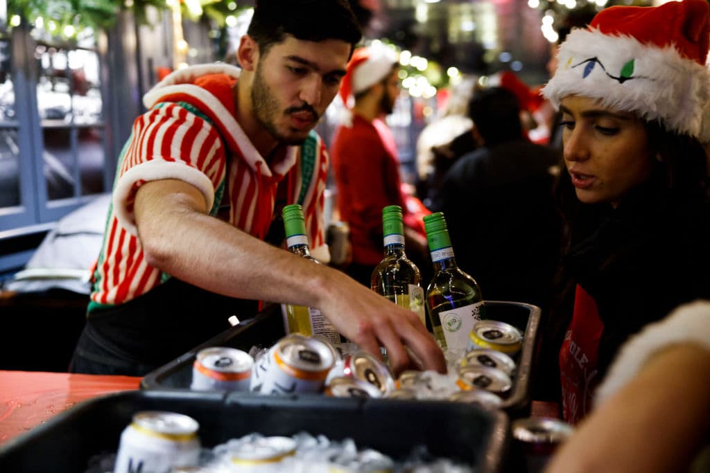 Durante el SantaCon en la ciudad de Nueva York hubo en las calles gran variedad de otras bebidas a disposición de los participantes. De esa forma podían mantenerse hidratados, sin necesidad de consumir alcohol.