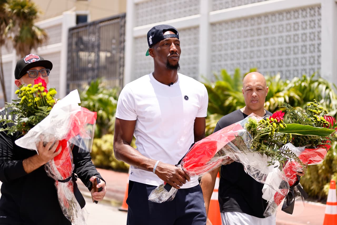 El pasado viernes 2 de julio un visiblemente emocionado Bam Adebayo, jugador estrella de los Miami Heat, visitó también la zona del derrumbe en Surfside.