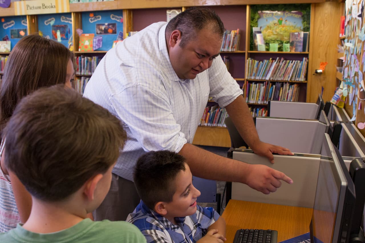 El legislador estatal Daniel Hernández fue el más joven de la legislatura, ahora lo es su hermana Alma Hernández.