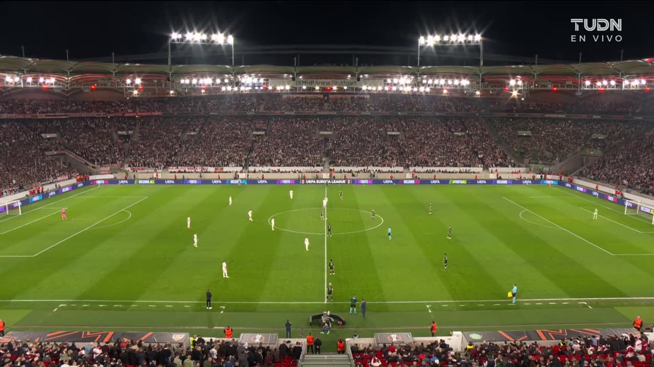 Arranca el partido y la pelota está en juego.