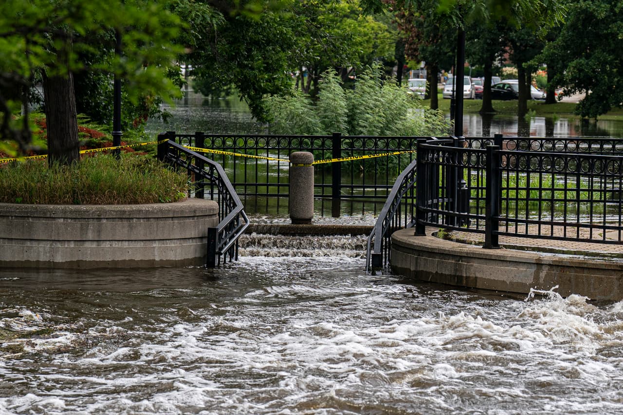 El condado de 
<b>Milwaukee declaró estado de emergencia</b> la noche del domingo para facilitar la respuesta ante la crisis. Las autoridades advirtieron a la población 
<b>evitar caminar o conducir por aguas inundadas</b>, ya que podrían estar contaminadas o esconder escombros y otros peligros.