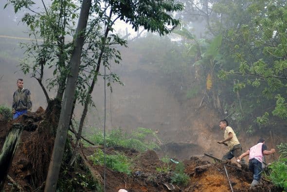 En el barrio La Sierra, al este de Medellín, en el departamento de Antioquia, las tormentas causaron severos daños en la zona.