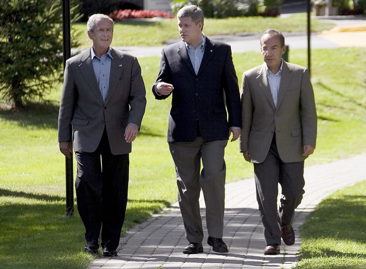 <b>Montebello, Quebec. Canadá (agosto 2007)</b>
<br>
<br>
<b>Felipe Calderón</b>
<br>
<b>Stephen Harper</b>
<br>
<b>George W. Bush</b>
<br>
<br>Esta vez el anfitrión fue el mandatario candiense y la tranquila ciudad de Montebello fue protagonista de intensas protestas de grupos antiglobalización, ambientalistas y de derechos civiles en contra del Tratado de Libre Comercio.
<br>